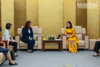 Lãnh đạo Ủy ban nhân dân thành phố trao đổi với đoàn công tác.