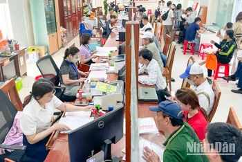 Người dân đến giải quyết thủ tục liên quan đến đất đai tại bộ phận một cửa quận Ngũ Hành Sơn.