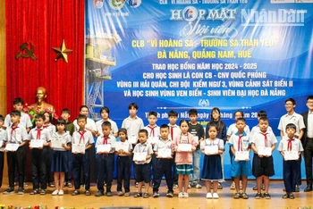 Quỹ Học bổng Vừ A Dính tổ chức trao 305 suất học bổng năm học 2024–2025 cho con em cán bộ, chiến sĩ.