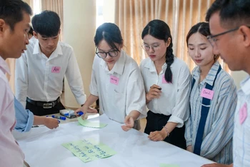 Các nhóm thanh niên thảo luận tại hội thảo.