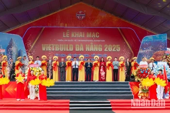 Nghi thức cắt băng khai mạc Triển lãm quốc tế Vietbuild Đà Nẵng 2025.