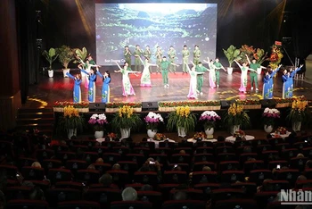 Tiết mục văn nghệ tại lễ tôn vinh các gia đình có công với cách mạng tiêu biểu.