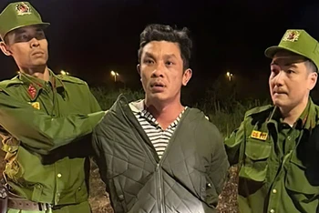Đối tượng Lý Minh Khoa bị Công an bắt giữ khi đang lái ô-tô lấy trộm và chạy trốn.