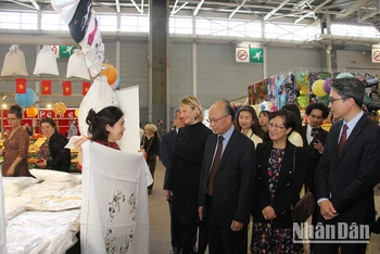 Đại sứ Đinh Toàn Thắng và Phu nhân cùng bà Carine Preterre, Tổng Giám đốc Comexposium, thăm gian hàng thêu tay. (Ảnh: Khải Hoàn)