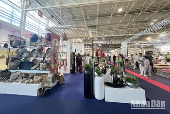 Hai cụm gian hàng Việt Nam hiện diện tại vị trí trung tâm trong khu vực Hall 8 – thuộc chủ đề Unique&Eclectic của triển lãm, thể hiện sự giao thoa các nền văn hóa từ khắp nơi trên thế giới, quy tụ các nhà trưng bày truyền cảm hứng và các sản phẩm tinh xảo, độc đáo, mang đậm màu sắc dân tộc.