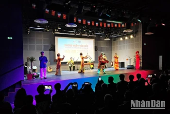 Trong hai ngày 29 và 30/8, Ủy ban nhân dân thành phố Hội An phối hợp Trung tâm Văn hóa Việt Nam tại Pháp tổ chức chương trình nghệ thuật “Những ngày văn hóa Hội An tại Paris" nhằm quảng bá nghệ thuật dân gian và các làng nghề truyền thống. (Ảnh: Minh Duy)