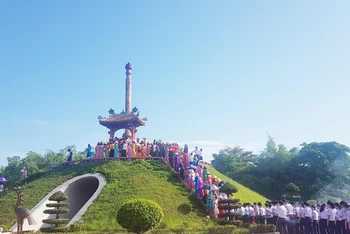 Đất thiêng Thành cổ day dứt lòng người ở lại 