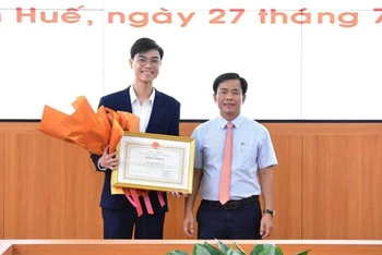 Chủ tịch Ủy ban nhân dân tỉnh Nguyễn Văn Phương trao Bằng khen tặng em Trương Văn Quốc Đạt - học sinh lớp 12 chuyên Sinh, Trường Trung học phổ thông chuyên Quốc Học đoạt Huy chương Bạc kỳ thi Olympic Sinh học Quốc tế năm 2022.