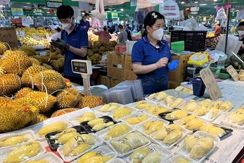 Sầu riêng được bày bán tại một siêu thị ở Bắc Kinh, Trung Quốc. 