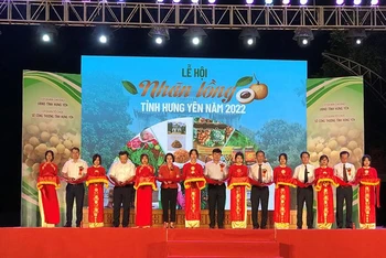 Cắt băng khai mạc lễ hội nhãn lồng Hưng Yên 2022.