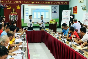 Bốc thăm chia bảng thi đấu giữa các đội bóng.
