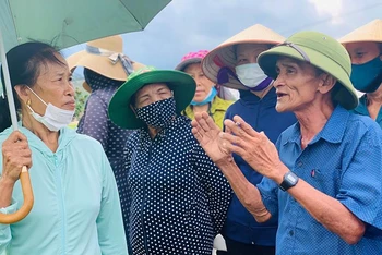 Ông Huy thường xuyên gặp gỡ trao đổi với bà con trong thôn.