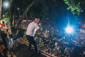 Ca sĩ Tuấn Hưng tổ chức liveshow ở ban công nhà riêng, thu hút hàng nghìn người nhưng không thông báo với cơ quan chức năng.