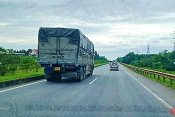 Cao tốc Hà Nội-Thái Nguyên ngày càng xuống cấp.