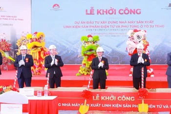 Lãnh đạo tỉnh Nghệ An và Tập đoàn Ju Teng thực hiện nghi lễ khởi công dự án.
