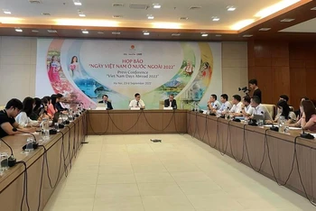 Quang cảnh họp báo.