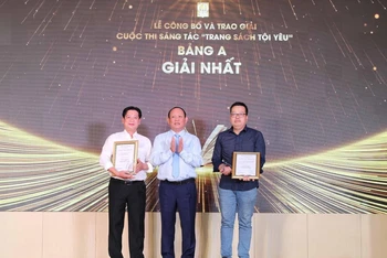 Lãnh đạo Nhà Xuất bản Giáo dục Việt Nam trao giải Nhất bảng A cho các cá nhân.