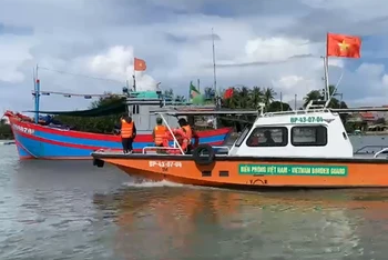Lực lượng biên phòng kêu gọi tàu thuyền vào nơi trú ẩn.