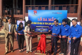 Cắt băng khánh thành công trình số hóa.