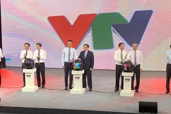 Thủ tướng Phạm Minh Chính và các đại biểu thực hiện nghi thức ra mắt kênh VTV Cần Thơ.