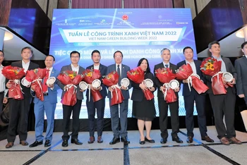 Bộ Xây dựng vinh danh các doanh nghiệp có đóng góp tích cực trong phát triển công trình xanh.