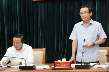 Đồng chí Nguyễn Văn Nên (bên phải ảnh) và đồng chí Trần Hồng Hà tại buổi làm việc. 