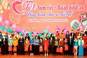 Lãnh đạo tỉnh Bắc Ninh và Tổng Liên đoàn Lao động Việt Nam tặng quà đoàn viên, người lao động có hoàn cảnh khó khăn trong Chương trình Tết sum vầy - Xuân bình an năm 2022.