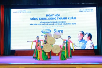 Tiết mục văn nghệ chào mừng.