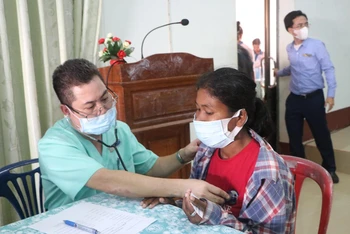 Bác sĩ Bệnh viện Chợ Rẫy-Phnom Penh khám bệnh cho người nghèo ở Koh Kong. (Ảnh: NGUYỄN HIỆP)