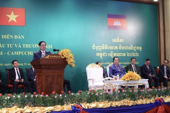Thủ tướng Phạm Minh Chính phát biểu tại Diễn đàn Việt Nam-Campuchia. (Ảnh: TTXVN) 
