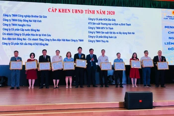 Lãnh đạo Ủy ban nhân dân tỉnh Đồng Nai trao tặng bằng khen cho các doanh nghiệp nộp thuế tiêu biểu.