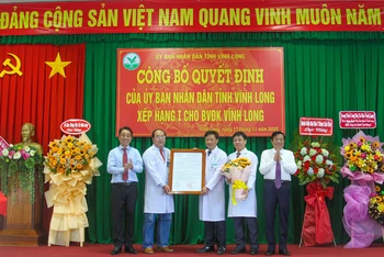 Lãnh đạo tỉnh Vĩnh Long trao quyết định công nhận bệnh viện hạng I cho Ban lãnh đạo Bệnh viện đa khoa tỉnh Vĩnh Long.