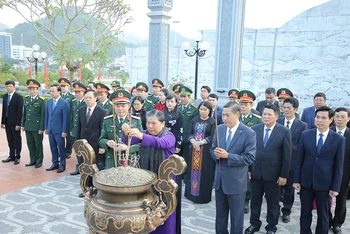 Các đại biểu dâng hương Đền thờ Bác Hồ tại Quảng trường Tây Bắc.
