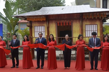 Đại diện lãnh đạo tỉnh Lạng Sơn và các sở, ban ngành cắt băng khai mạc triển lãm. 