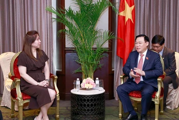 Chủ tịch Quốc hội Vương Đình Huệ tiếp bà Emmie Liza Perez-Chiong. (Ảnh: TTXVN)
