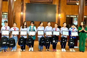 Quảng cảnh trao giải cuộc thi “ Kể chuyện di sản qua tranh”.