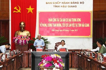 Đồng chí Đỗ Văn Chiến phát biểu tại buổi làm việc.