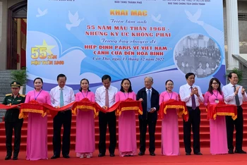 Lãnh đạo, nguyên lãnh đạo thành phố Cần Thơ cắt băng khai mạc triển lãm ảnh.