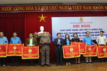 Trao Cờ thi đua cho các đơn vị xuất sắc trong phong trào công nhân viên chức, lao động và hoạt động công đoàn năm 2022.