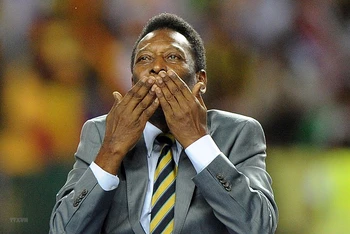 "Vua bóng đá" Pele tới xem trận bán kết giải Vô địch các quốc gia châu Phi (CAN 2012) giữa Mali và Côte d’Ivoire ở Libreville, Gabon ngày 8/2/2012. (Ảnh: AFP/TTXVN)
