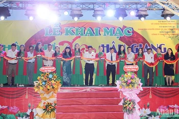 Các đại biểu cắt băng khai mạc Hội chợ.