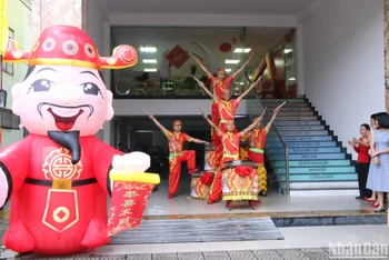Một doanh nghiệp trên đường Lê Hồng Phong tổ chức múa lân khai trương sáng mùng 6 Tết.