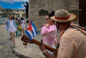 Khách du lịch tham quan khu phố cổ ở Thủ đô La Habana, Cuba. (Ảnh: AFP/TTXVN)