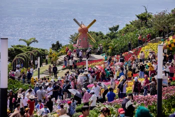 Du khách tham quan đỉnh Núi Bà Đen, Tây Ninh.
