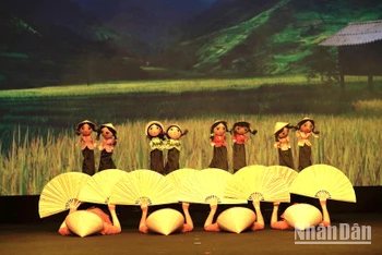 Tiết mục rối đã giới thiệu nét độc đáo của sân khấu Việt Nam. (Ảnh Minh Giang)