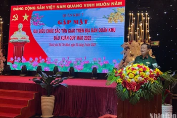 Trung tướng Trần Hoài Trung, Bí thư Đảng ủy, Chính ủy Quân khu 7 phát biểu tại buổi gặp mặt.