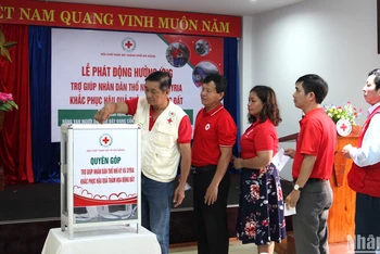 Hội viên Hội Chữ thập đỏ các cấp quyên góp, ủng hộ.