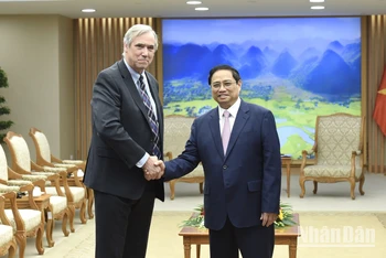 Thủ tướng Phạm Minh Chính đón Thượng nghị sĩ bang Oregon Jeff Merkley.