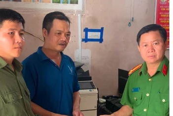 Lãnh đạo Công an thị xã Cai Lậy thăm hỏi, động viên và tặng quà cho 2 đồng chí bị thương trong quá trình tuần tra kiểm soát.