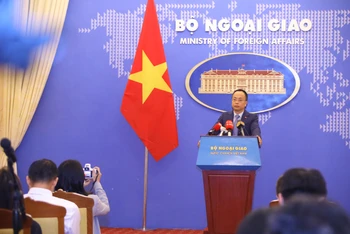 Phó Phát ngôn Bộ Ngoại giao Đoàn Khắc Việt trả lời câu hỏi của phóng viên tại họp báo. (Ảnh: Bộ Ngoại giao)